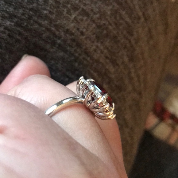 Brand New beautiful size 8 garnet ring - Picture 4 of 9